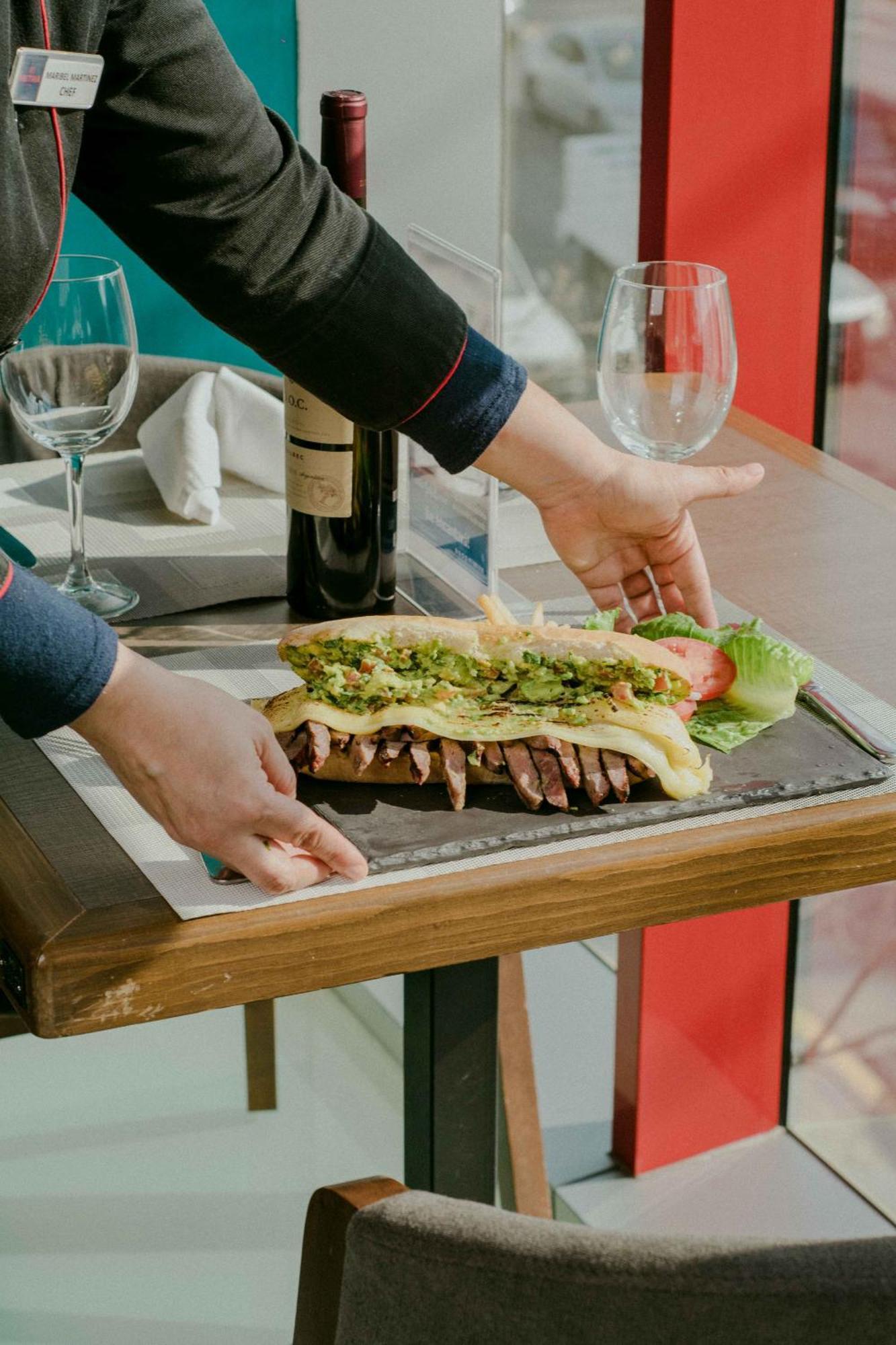 לאון Metria Hotel מראה חיצוני תמונה A waiter serving a steak