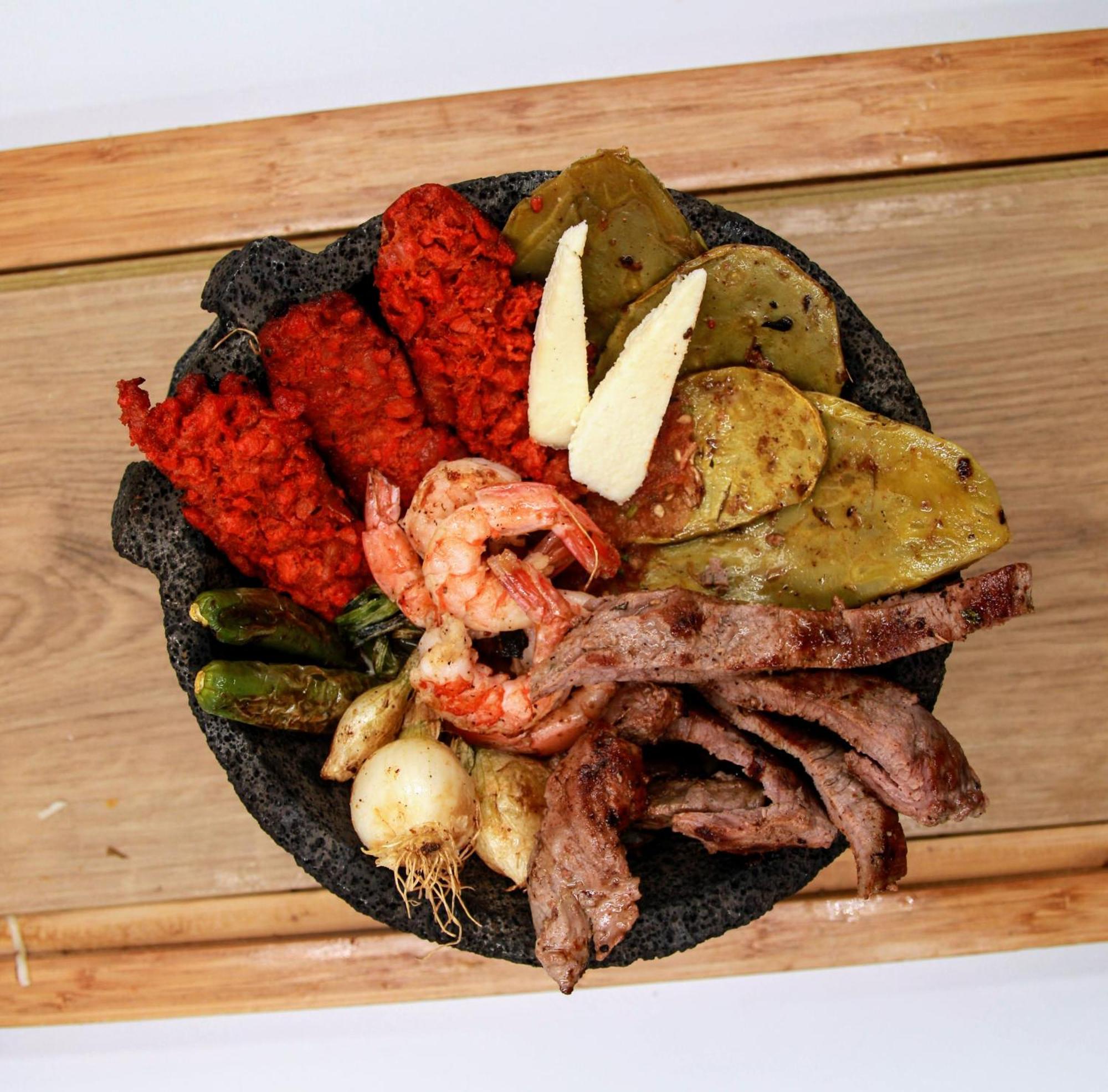 לאון Metria Hotel מראה חיצוני תמונה A plate of assorted grilled meats