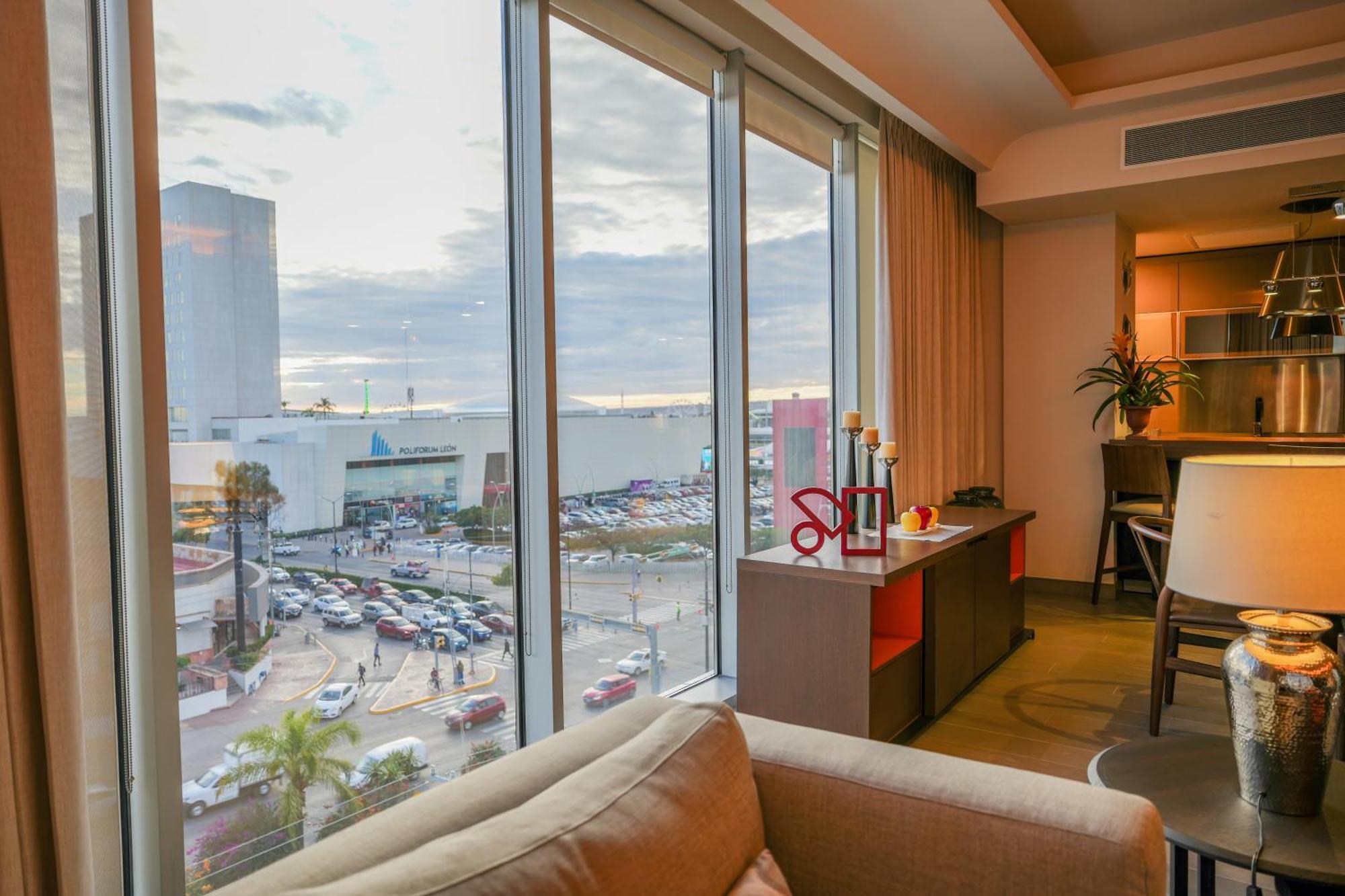 לאון Metria Hotel מראה חיצוני תמונה A view from a suite at the JW Marriott Phoenix.